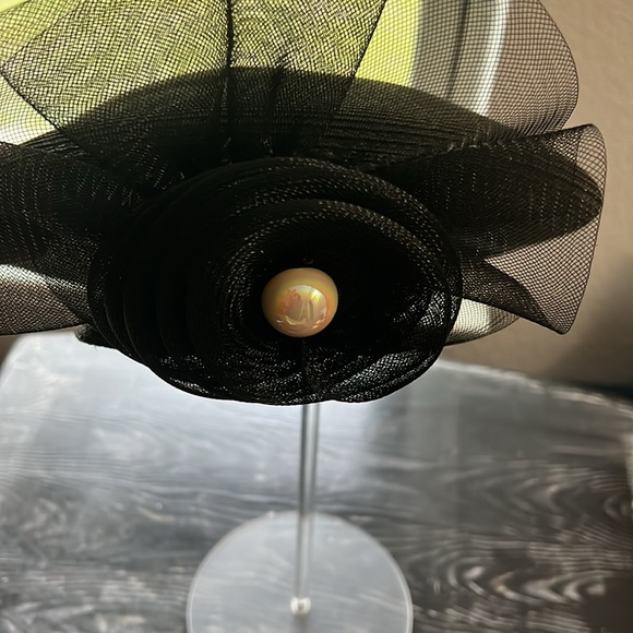 Black hat with bow adornment - Picture 5 of 6